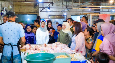 Pastikan Stok Bahan Pokok Aman, Khofifah Sidak di Pasar Tambakrejo Surabaya