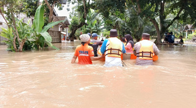 Polres Jember Evakuasi Korban Banjir di Rambipuji
