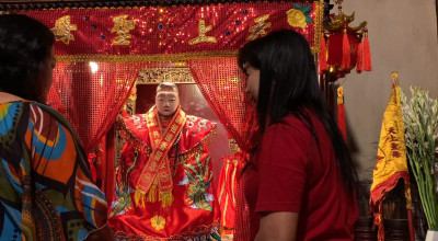 Sambut Imlek, Baju Dewa di Klenteng Tjoe Tik Kiong Tulungagung Diganti