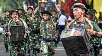 Bawa Amunisi hingga Roda Truk, Prajurit Brigif 2 Marinir Uji Fisik di Sidoarjo
