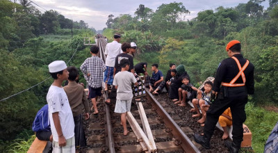 Jangan Nyawa Jadi Taruhan, Hindari Ngabuburit di Jalur Kereta Api Surabaya