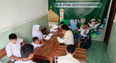Aktivitas Pondok Ramadan Siswa SLB B di Tulungagung, Mengaji Al-Quran Braille