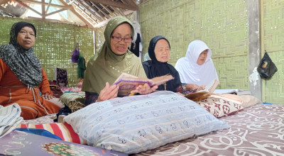 Tak Kenal Lelah Menuntut Ilmu, Lansia di Blitar Ikuti Pondok Ramadan