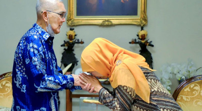 Try Sutrisno Wafat, Gubernur Khofifah Ajak Warga Jatim Kibarkan Bendera Setengah Tiang