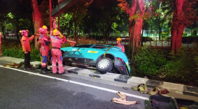 Sopir Diduga Mengantuk, Mobil di Surabaya Terperosok di Saluran Air
