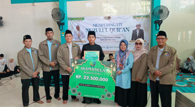 Alumni MAN 1 Lamongan Salurkan Bingkisan hingga Beasiswa