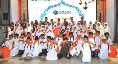 Senyum Anak Yatim Warnai Buka Puasa Alumni MM UC Surabaya