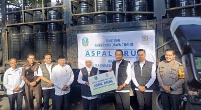 Gubernur Jatim Khofifah Gelontor Rp7,2 M Bansos dan 300 Drum Aspal ke Lamongan