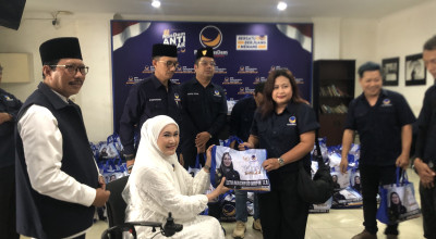 Lita Machfud Arifin Bagikan Sembako untuk Kader NasDem di Surabaya