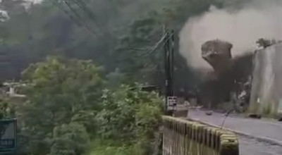 Batu Raksasa Longsor Tutup Jalur Trenggalek–Ponorogo