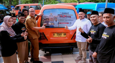 Bupati Gresik Lepas Kampanye Zakat Lewat Angkot, 50 Sopir Terima Bantuan