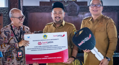 Bupati Gresik Serahkan 3 Mobil CSR Bank Jatim untuk Ponpes dan GP Ansor Bawean