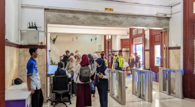Hari Pertama Kerja Usai Lebaran, Stasiun Daop 9 Jember Masih Dipadati Penumpang