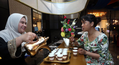 Unik, EXCOTEL Surabaya Sajikan Air Zam-zam & Kurma Muda Beku Saat Iftar