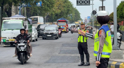 Cegah Bus “Ngeblong”, Satlantas Polres Kediri Kota Awasi Simpang Alun-Alun