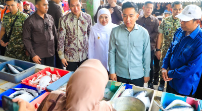 Khofifah Dampingi Wapres Gibran Tinjau Pasar di Tuban, Stok Bahan Pokok Aman