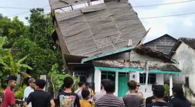 Gudang Pengering Tembakau di Jember Terbang dan Timpa Rumah Warga
