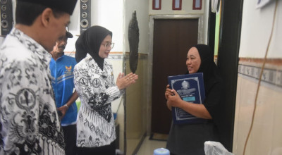 Wali Kota Kediri Serahkan Ijazah Siswa yang Sempat Ditahan Sekolah karena Tunggakan