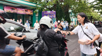 IKA SMAPALAS Bagi 500 Takjil Ramadan, UMKM Alumni Ikut Terangkat