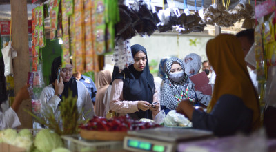 Saat DPR RI Dini Rahmania Borong Pasar Ramadan di Paiton Probolinggo