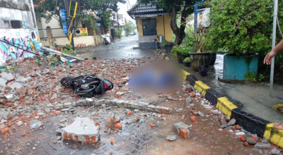 Hujan Angin di Surabaya Sebabkan Pengendara Motor Tewas Tertimpa Reruntuhan Tembok