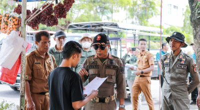 Satpol PP Jember Tertibkan Lapak PKL hingga Kabel Semrawut