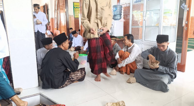 Warga di Tulungagung Santap Ayam Lodho Usai Salat Id