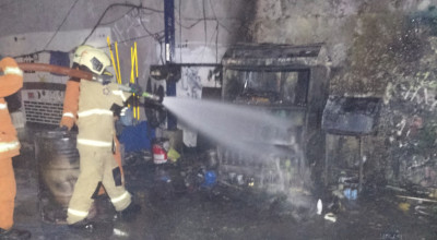 Tumpukan Cat dan Tiner Bakar Gudang Karoseri Pakal, Empat Unit Damkar Dikerahkan