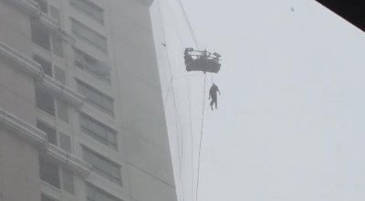 Angin Kencang, 1 Pekerja yang Tergantung di Gondola Pakuwon Indah Surabaya Tewas