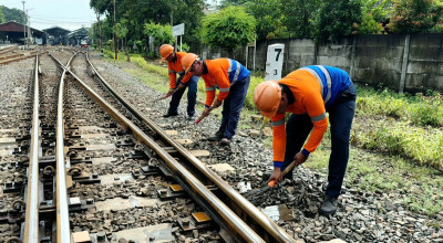 Petugas KAI Daop 8 Periksa Rel dan Jembatan, Mudik 2026 Dijaga Ketat