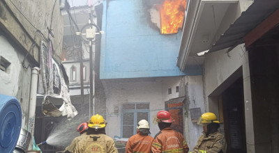 Korsleting Charger Hp, Rumah 2 Lantai di Dupak Surabaya Terbakar