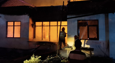 Rumah Warga Puncu Kediri Terbakar, Diduga Lilin Jatuh ke Kasur Saat Listrik Padam