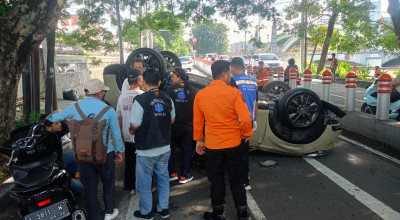 Mobil Honda HR-V Tabrak Pembatas Jalan dan Terbalik di Darmokali Surabaya