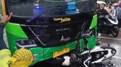 Bus Trans Jatim Tabrak Pemotor di Lamongan, Satu Tewas