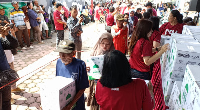 Gereja di Tulungagung Ini Bagikan Ribuan Parcel Lebaran Untuk Warga