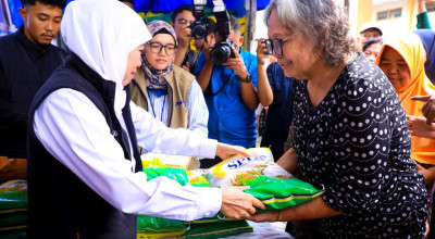 Gubernur Khofifah Hadirkan Pasar Murah di Pare Kediri, Jaga Daya Beli Masyarakat
