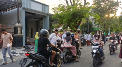 Salurkan Hasil Lelang Kolela, PWI Lamongan Gelar Bukber dan Bagi Takjil