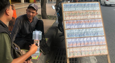 Waspada Riba! Begini Akad yang Benar Saat Tukar Uang di Pinggir Jalan