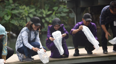 Mbak Vinanda Tebar 13.100 Benih Ikan Endemik Jatim di Sumber Banteng