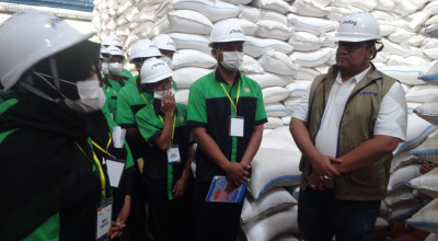 Pelajari Tata Kelola, Puluhan Siswa SMK di Tulungagung Kunjungi Gudang Bulog