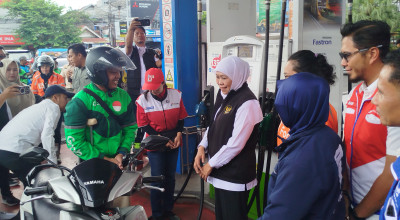 Gubernur Khofifah Bagikan Bantuan BBM dan Sembako ke 160 Ojol di Malang