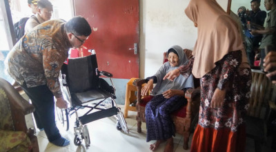 Mas Dhito Beri Kursi Roda untuk Mbah Marsiyah, Jamaah Haji Tertua Usia 104 Tahun