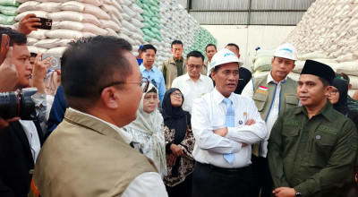 Cek Stok Beras di Sidoarjo, Mentan Amran Bantah Isu Impor