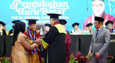 Umsura Kukuhkan Guru Besar Keperawatan, Usung Konsep Holistik