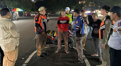 Satpol PP Tertibkan Parkir Liar di SLG Kediri, Temukan Karcis Fotokopian