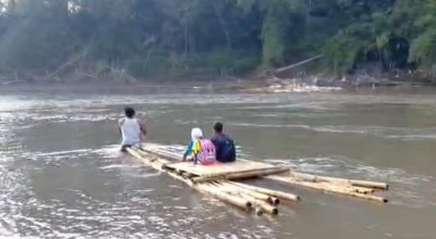 Siswa di Jember Naik Rakit ke Sekolah, Jembatan Putus Diterjang Banjir