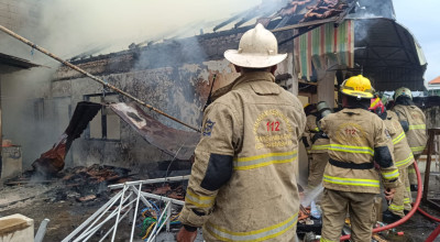 Diduga Akibat Korsleting Listrik, Rumah Dua Lantai di Petemon Surabaya Terbakar