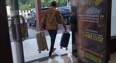 KPK Angkut 2 Koper Hitam Usai Periksa 15 Saksi Dana Hibah Jatim di Probolinggo