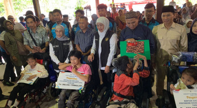 Gubernur Khofifah Salurkan Bansos Rp10,4 Miliar Untuk Warga Tulungagung