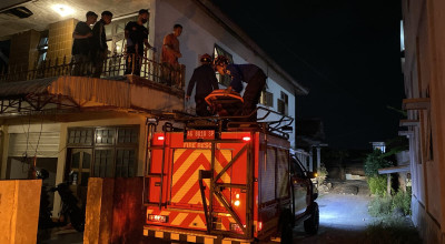 Mendadak Lumpuh, Petugas Damkar Tulungagung Evakuasi Siswa Lewat Balkon